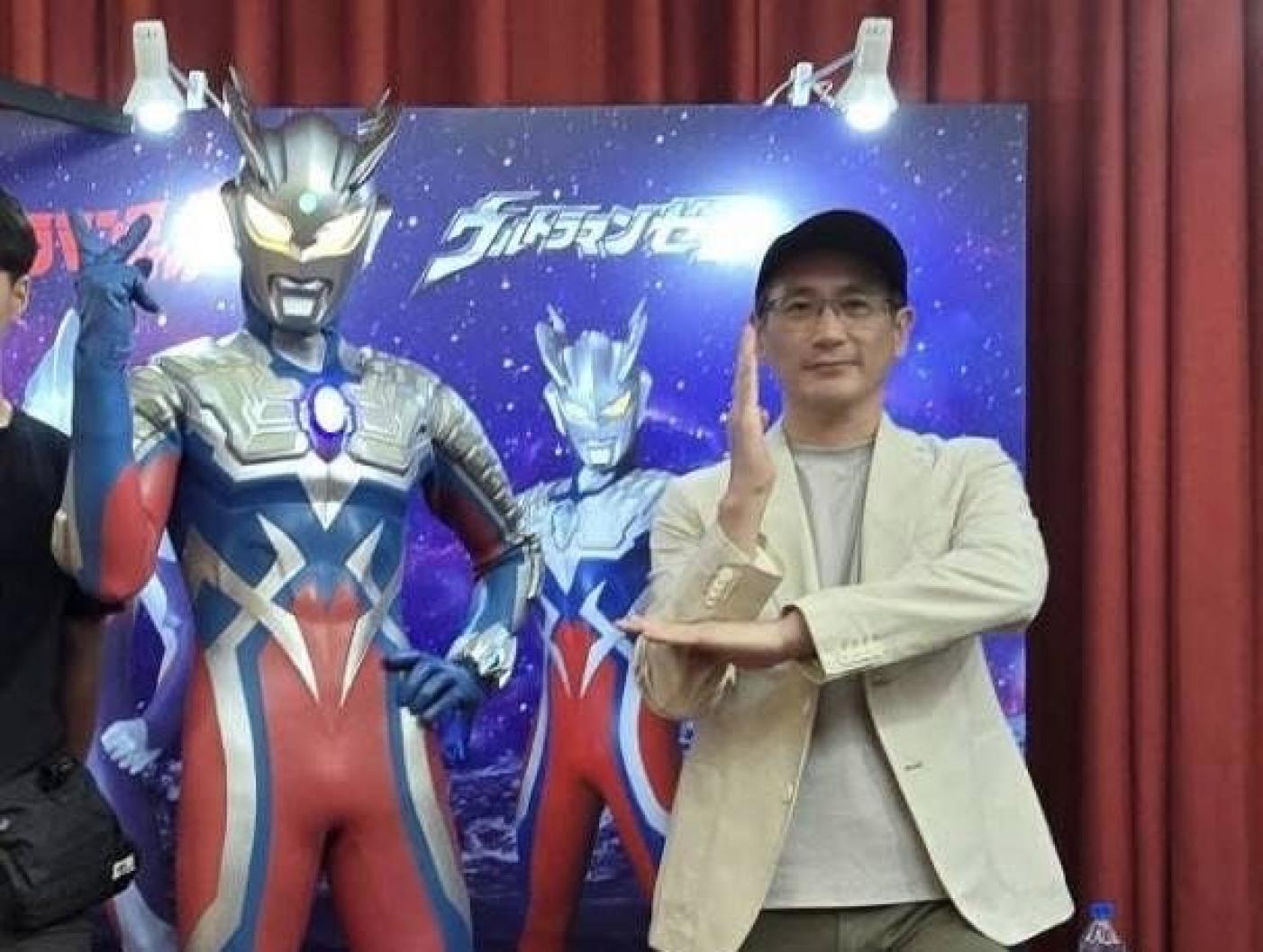 喜歡動漫更收藏鋼彈的鄭運鵬有新職，支持者敲碗希望桃園航廈也有鋼彈出現。翻攝鄭運鵬臉書