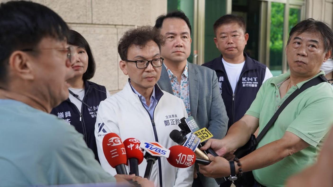 鄭正鈐（白外套）面臨罷免投票的關鍵時刻，他的債務官司開庭，律師申請不開放審理遭駁回，法官用「不是要法庭直播？」堵回去。翻攝鄭正鈐臉書