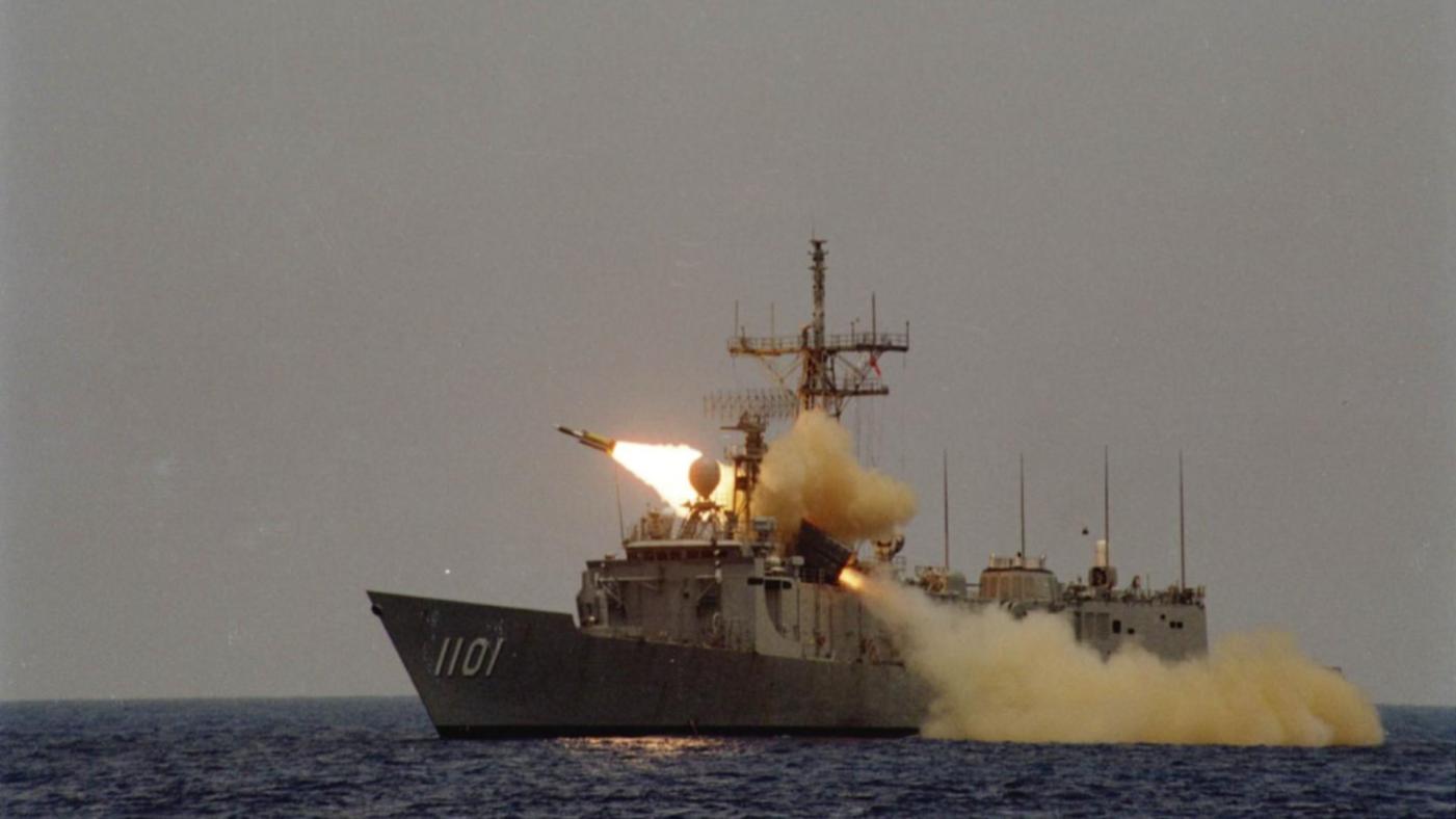 國軍漢光41演習明晨展開，共軍則提前在今日對台執行圍台軍演的武嚇動作。圖為我成功級軍艦發射雄三反艦飛彈資料照