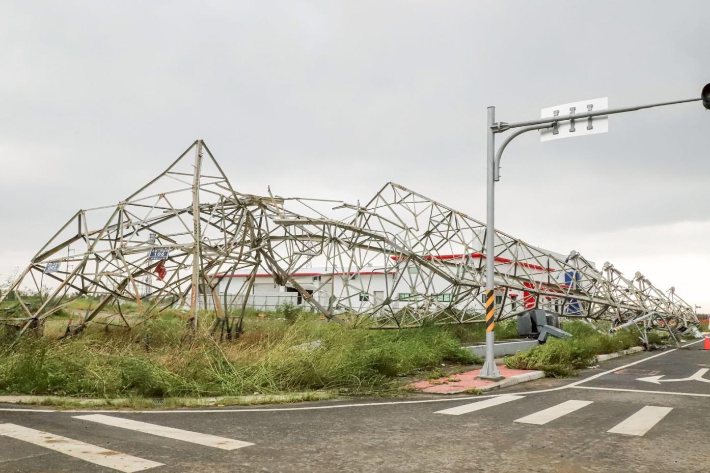 嘉義縣整座輸電塔被吹倒在地，「丹娜絲」的破壞力連鋼鐵都可折彎。翻攝翁章梁臉書