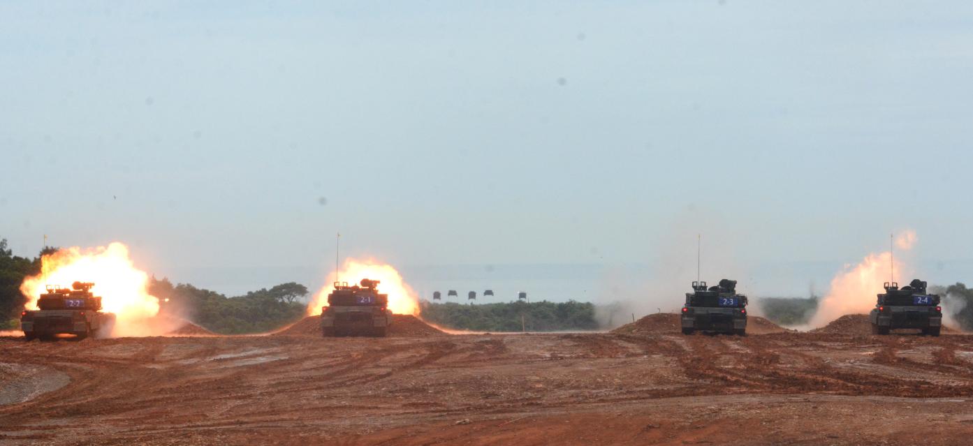 M1A2T戰車首度在國人面前展現四砲齊射實力。王烱華攝