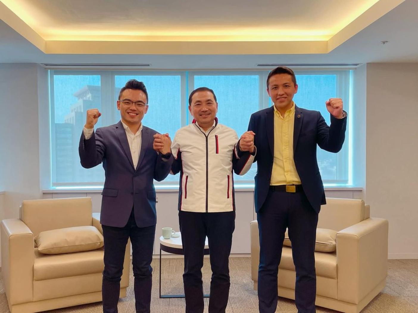 新北市長侯友宜(中)出手協調，議員陳偉杰決定不參與立委初選，支持洪孟楷(左)連任。翻攝洪孟楷臉書