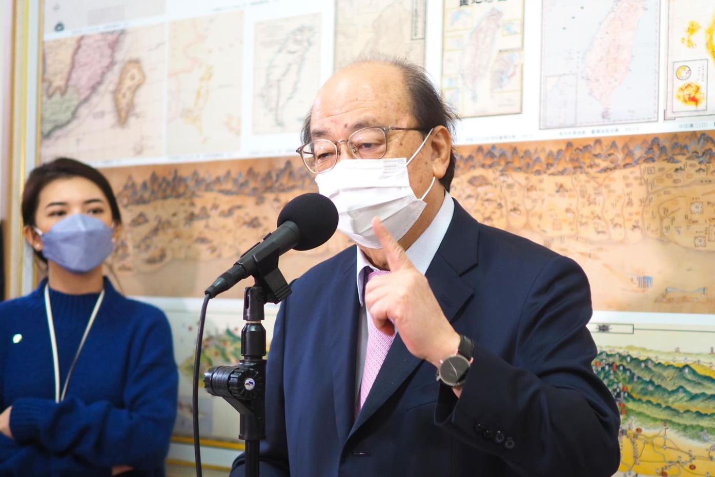 民進黨立法院黨團總召柯建銘因在公開受訪時說台大前校長管中閔若不婉拒聘任不死也半條命遭告發，遭列恐嚇案被告。翻攝柯建銘臉書