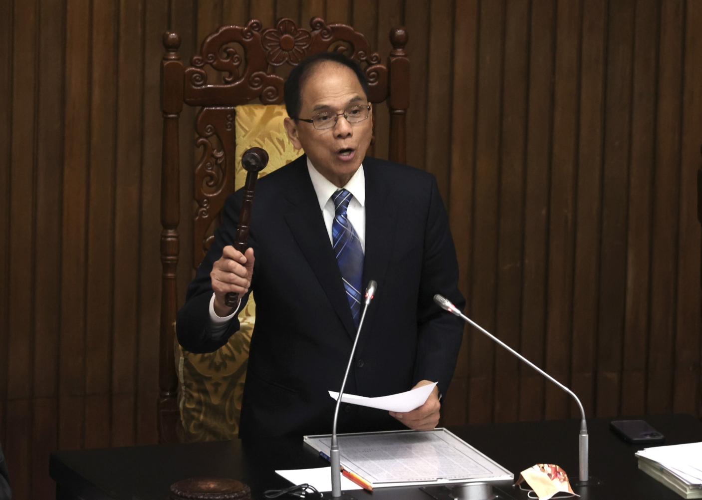 立法院院會三讀通過疫後特別預算，其中包括全民普發6千元的經費1416億元，圖為立法院長游錫堃在三讀通過的那一刻落槌。林啟弘攝
