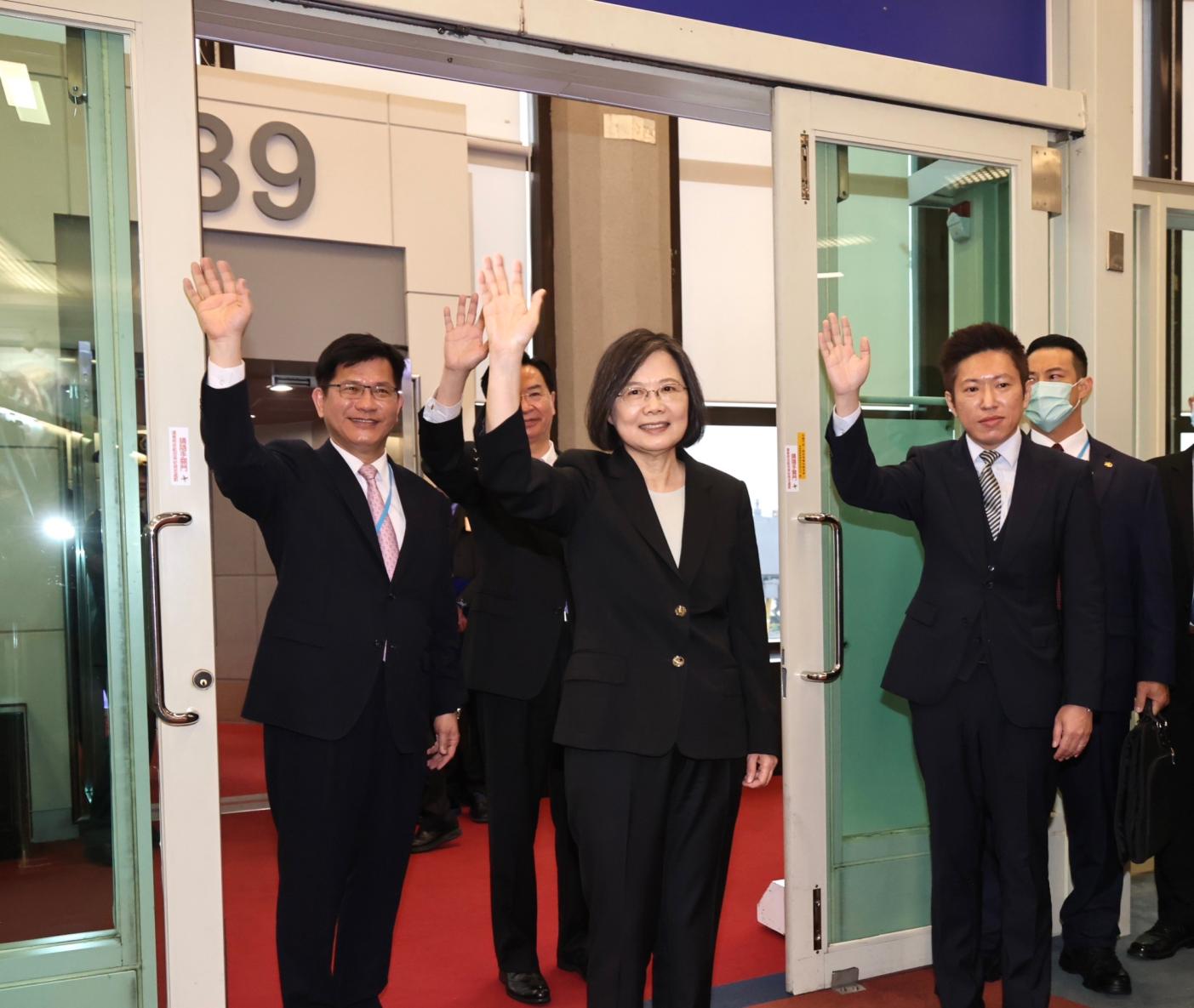 總統蔡英文「民主夥伴共榮之旅」29日啟程，她向在場媒體揮手道別後轉身登機。林啟弘攝