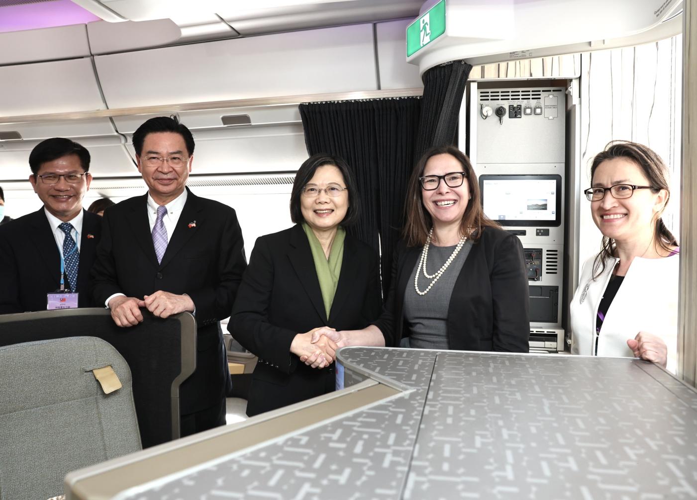 總統蔡英文出訪中美洲友邦，過境美國紐約，我駐美代表蕭美琴（右一）、美國在台協會（AIT）主席羅森伯格（右二）接機。圖片來源：台北市攝影記者聯誼會