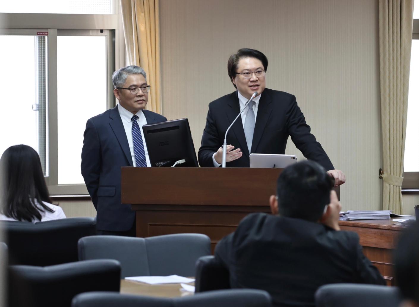 中南部沿岸本月發現16具浮屍，林右昌今於立法院答詢表示，9人為本國人、7人為越南籍，另4人身分待確認。林啟弘攝