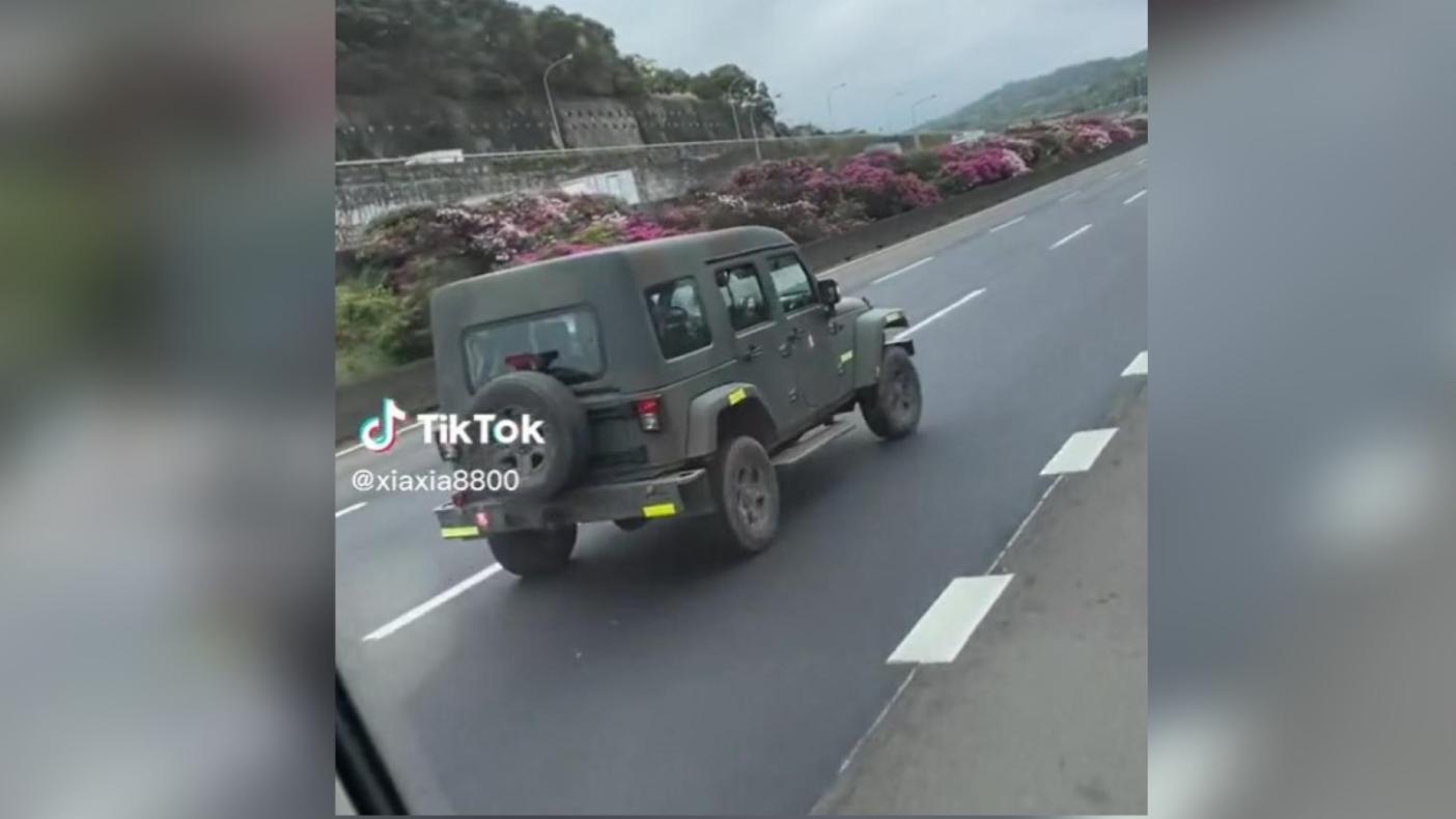 憲兵輕型戰術輪車發生輪胎抖動，遭民眾拍下影片並放上抖音。翻攝抖音