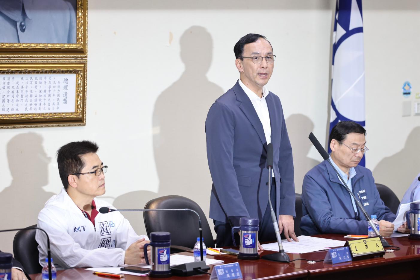 國民黨主席朱立倫(左2)透露他和黨秘書長黃健庭(左1)上周有和鴻海創辦人郭台銘會面。資料照片／林啟弘攝
