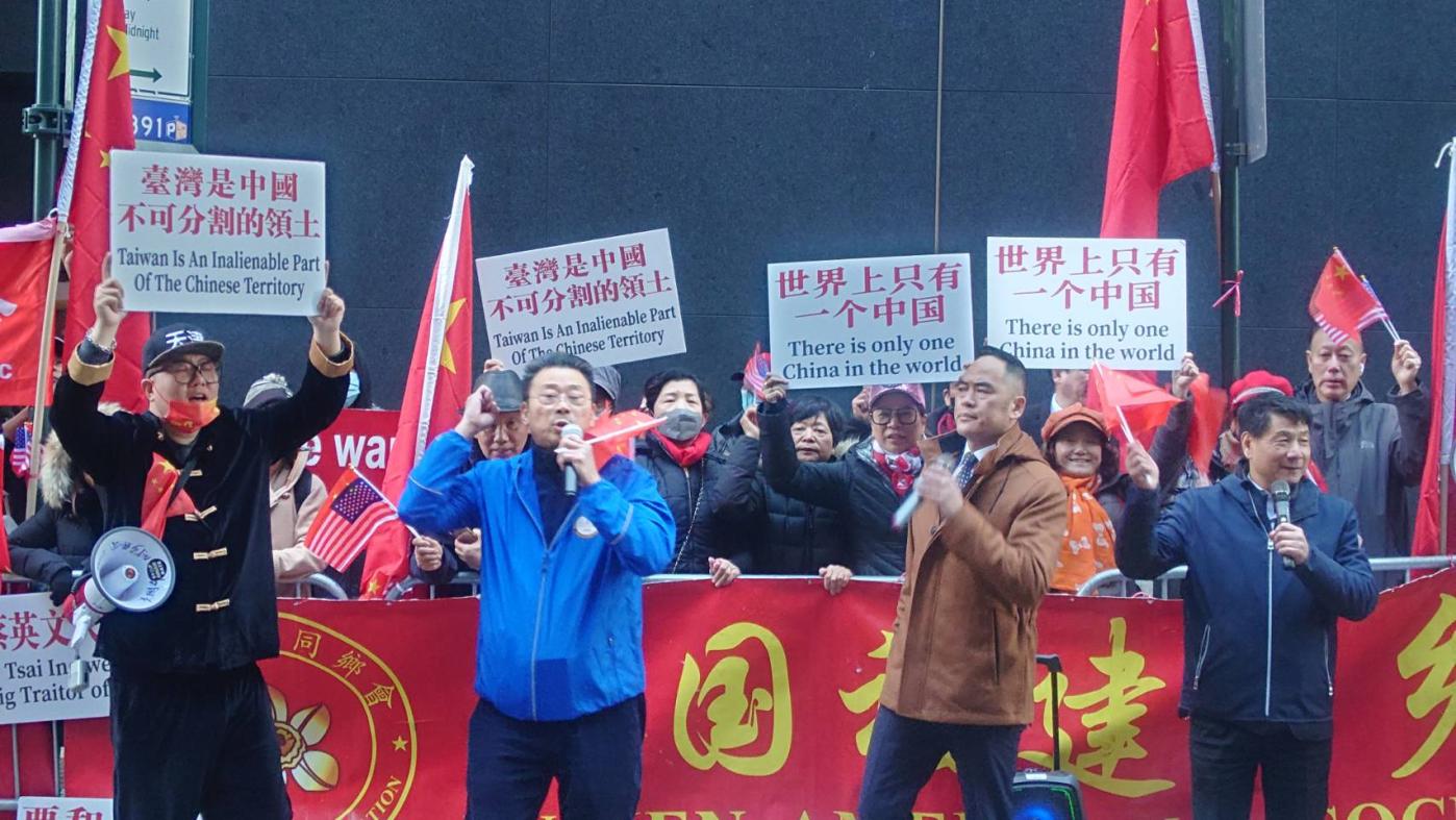 總統蔡英文過境紐約重頭戲，親赴「哈德遜研究所」領獎，中國社團場外抗議。蘇聖怡攝