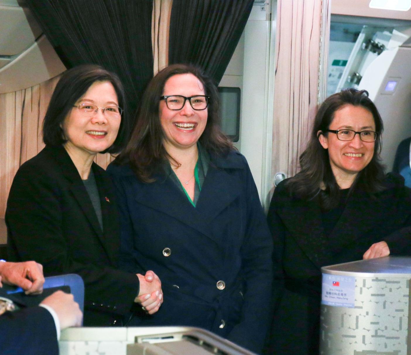 蔡英文抵達洛杉磯，蕭美琴、AIT主席羅森伯格接機。隨團媒體提供