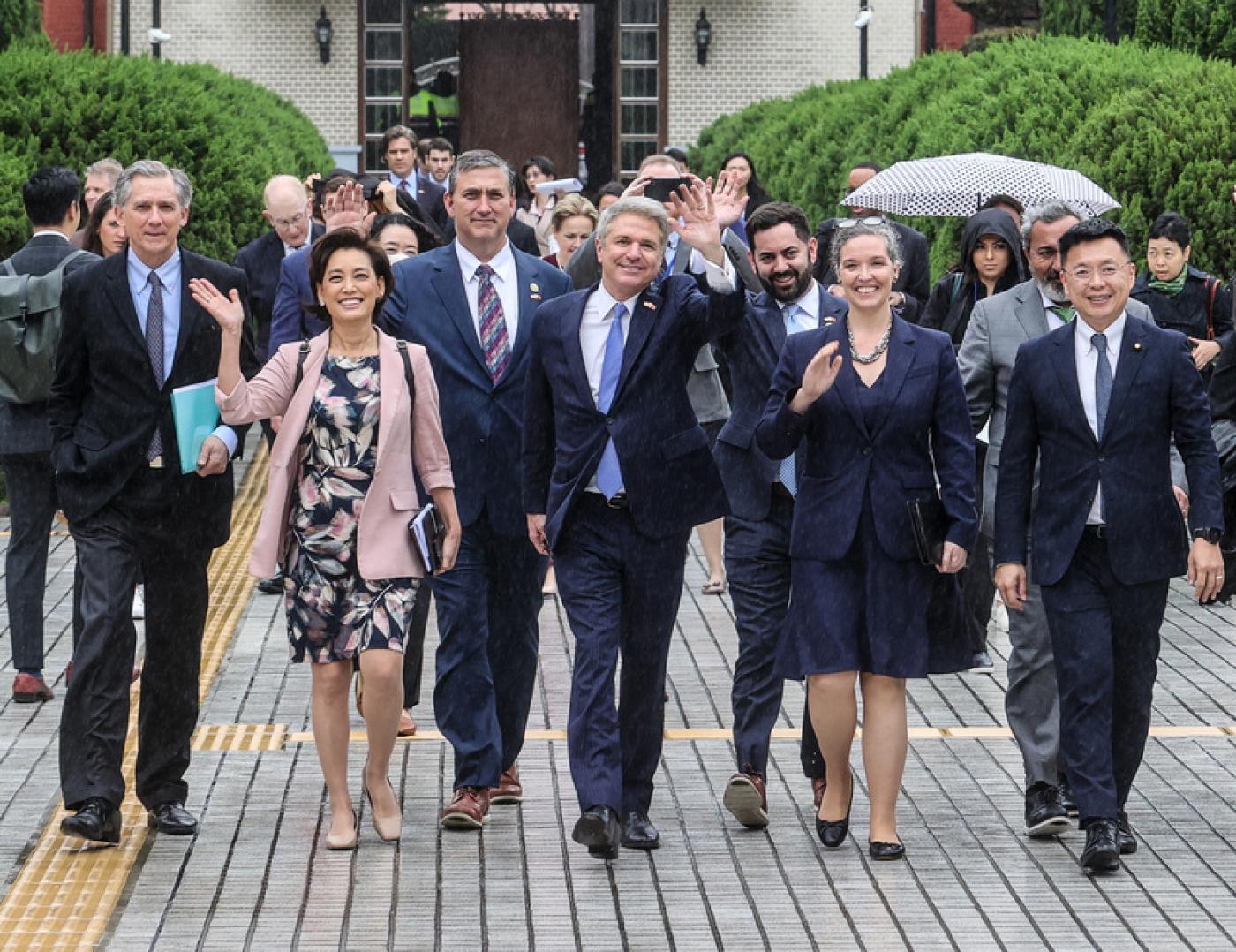美國聯邦眾議院外委會主席麥考爾（前排右3）上午率跨黨派議員訪團拜會立法院，在民進黨立委趙天麟（前排右起）、美國在台協會（AIT）台北辦事處長孫曉雅（Sandra Oudkirk）等人陪同下，進入議場內參觀。中央社