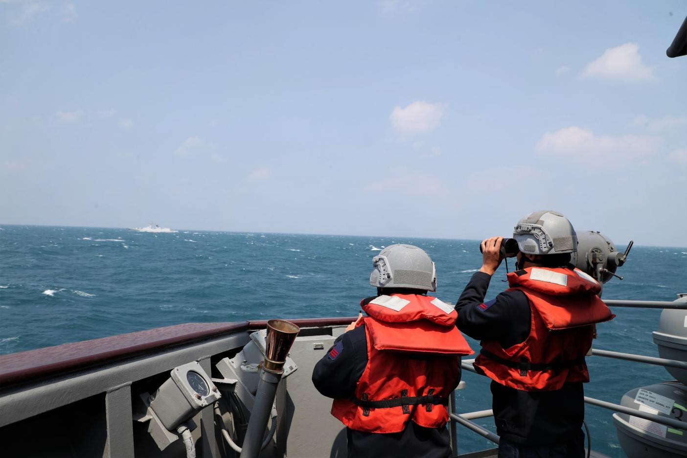 4月8日國軍張騫軍艦監控共艦馬鞍山艦。國防部提供