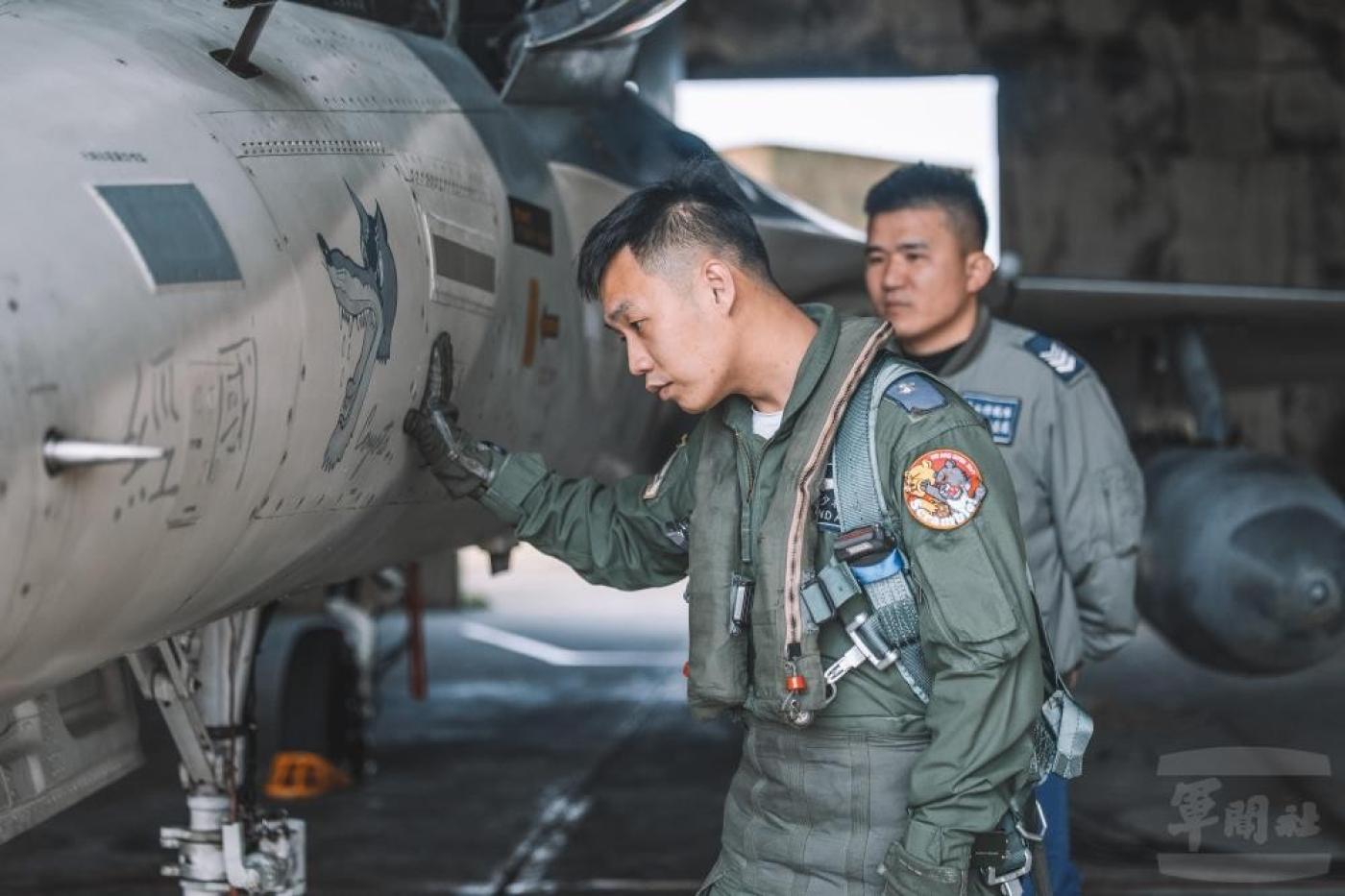 IDF飛行員與地勤人員進行飛行前360度檢查，並秀台灣黑熊痛毆小熊維尼臂章。國防部提供