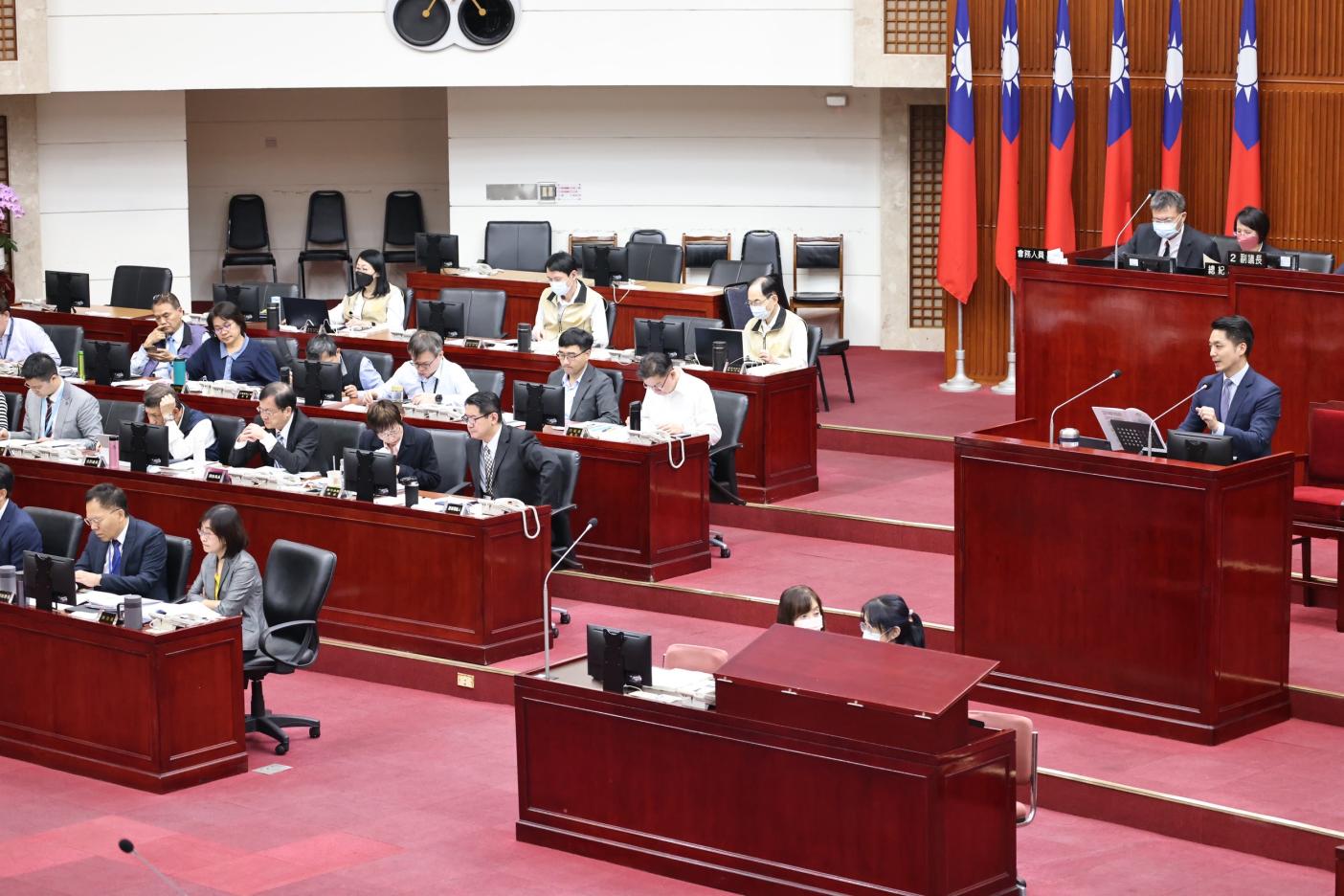 台北市長蔣萬安(右)上任後首度到議會備詢。林啟弘攝