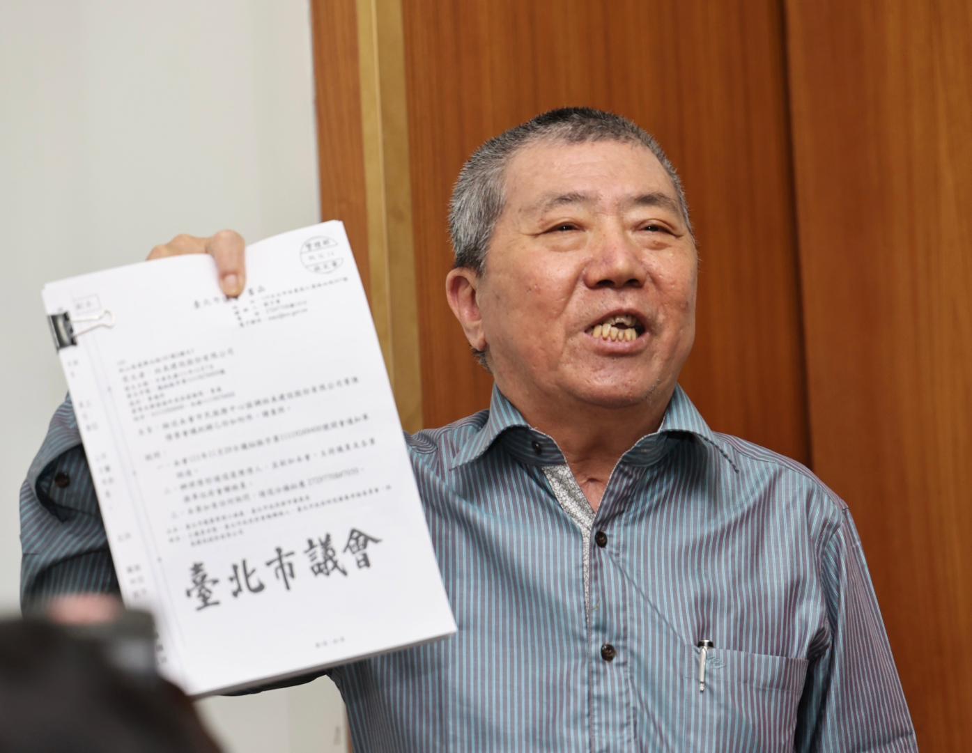 蔡啟芳14日開記者會力挺王世堅。林啟弘攝