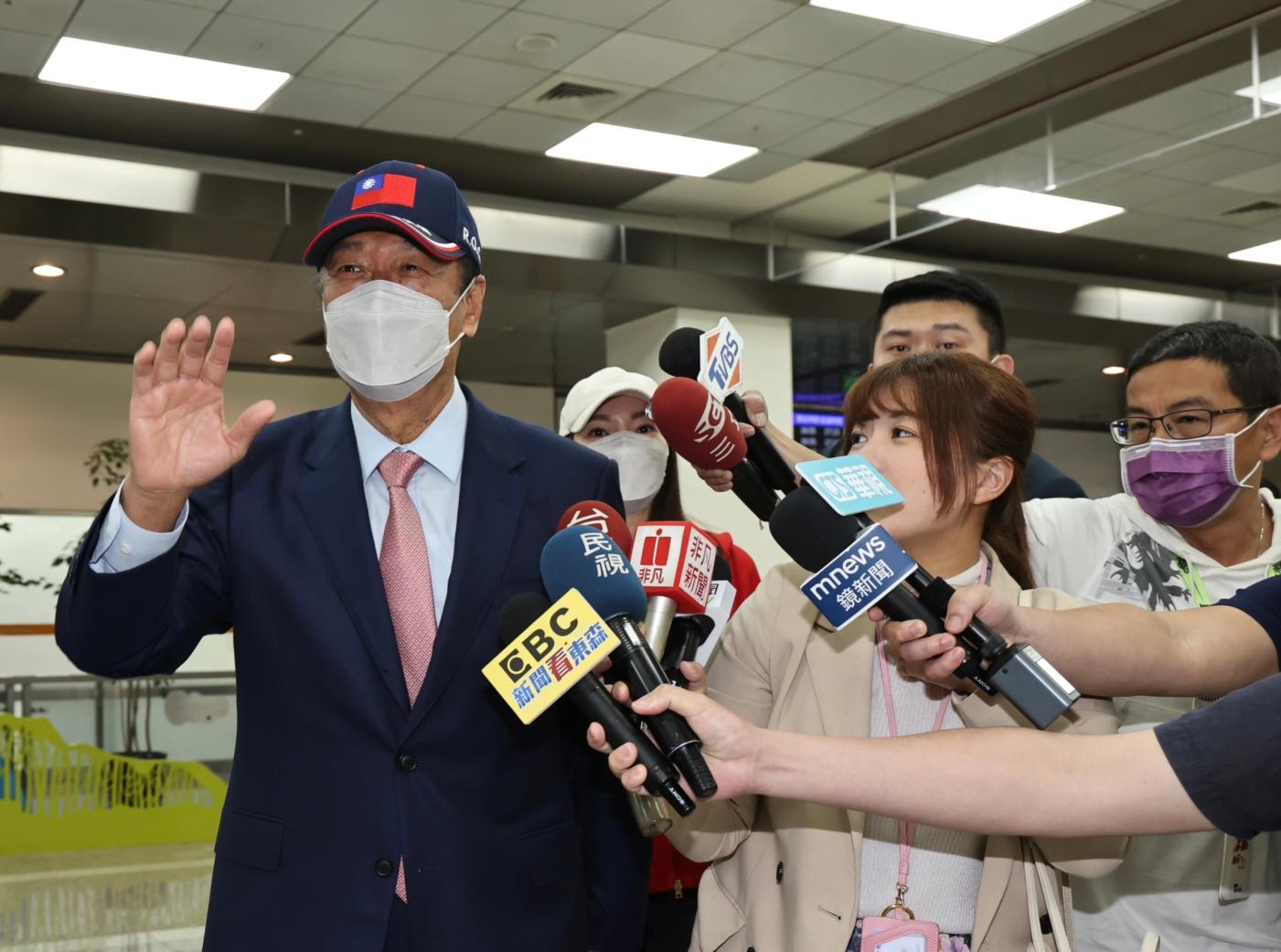 鴻海創辦人郭台銘(左)結束日本訪問行程回到台灣。林啟弘攝