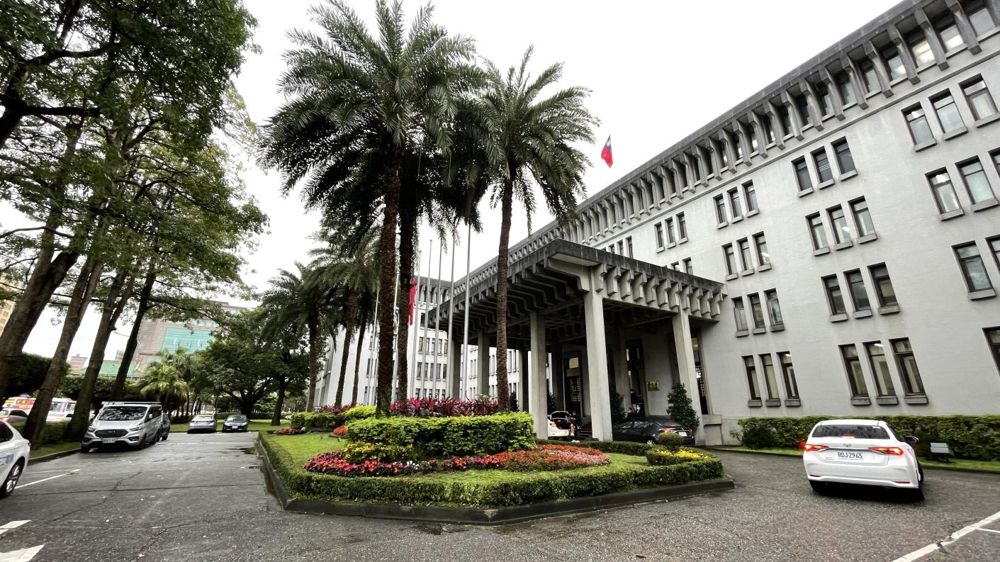 針對印尼擬定「35萬移工」撤僑計畫，外交部表示，會持續與各國代表機構保持聯繫，適時提供協助。圖為外交部外觀／資料照片