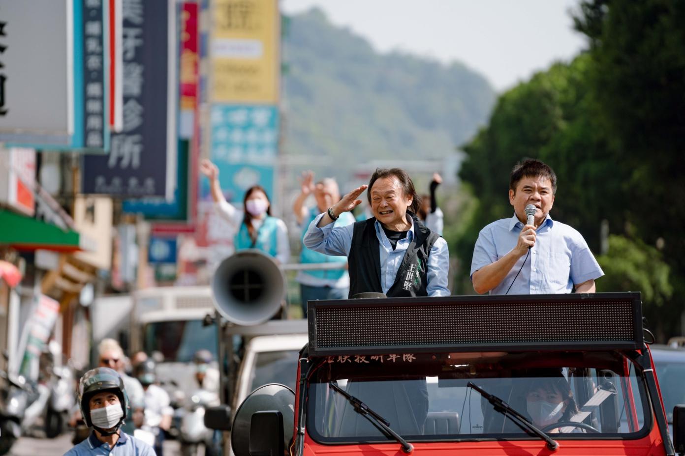 民進黨立委莊瑞雄(右)昨陪同台北市議員王世堅(左)車隊掃街時批評初選，立委何志偉說難過睡不著，王世堅回嗆被罵的人自己要反省。翻攝王世堅臉書