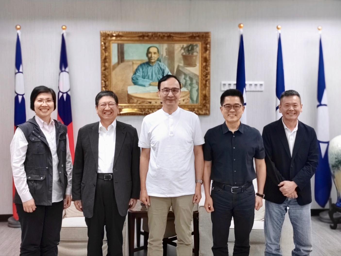 朱立倫等人協調下，林為洲（右１）放棄連任，支持徐欣瑩（左一）參選立委。國民黨提供