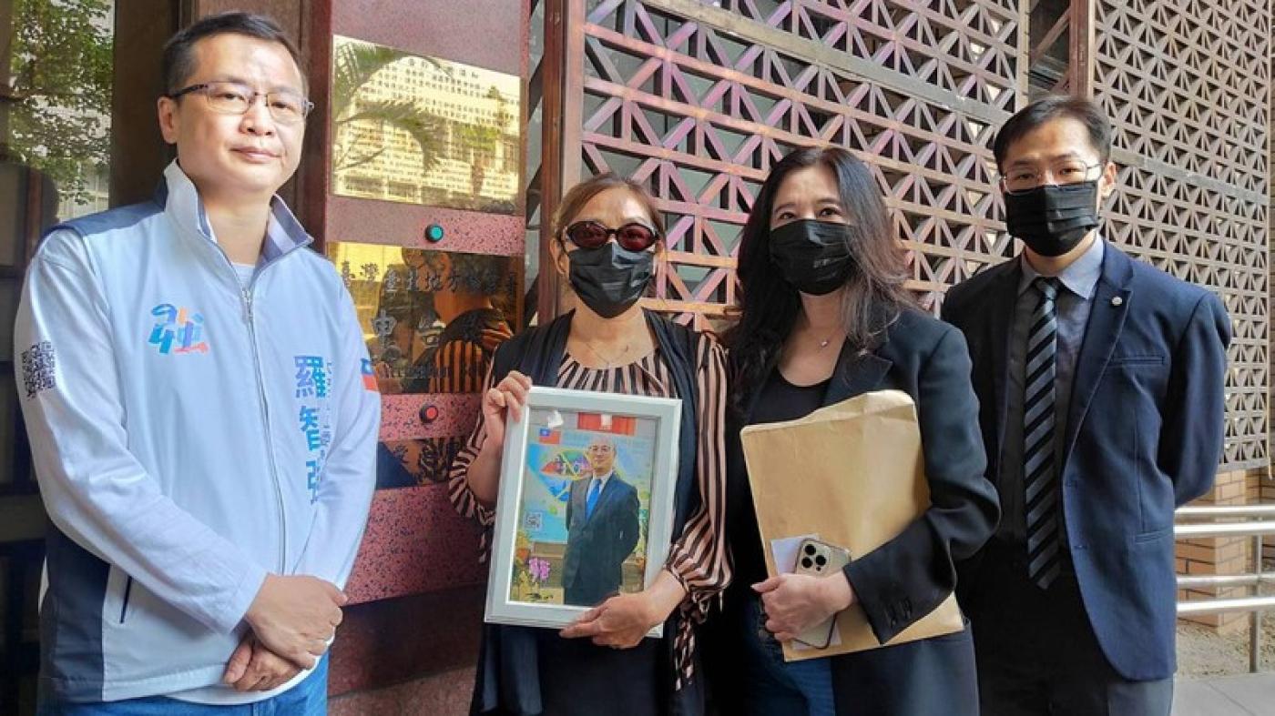 駐巴西聖保羅辦事處組長王之化墜樓，遭疑牽扯高額官邸修繕費及職場霸凌，家屬18日在台北市議員應曉薇（右2）、前台北市議員羅智強（左）陪同下，到台北地檢署按鈴告發馮姓處長涉犯加重誹謗罪。中央社