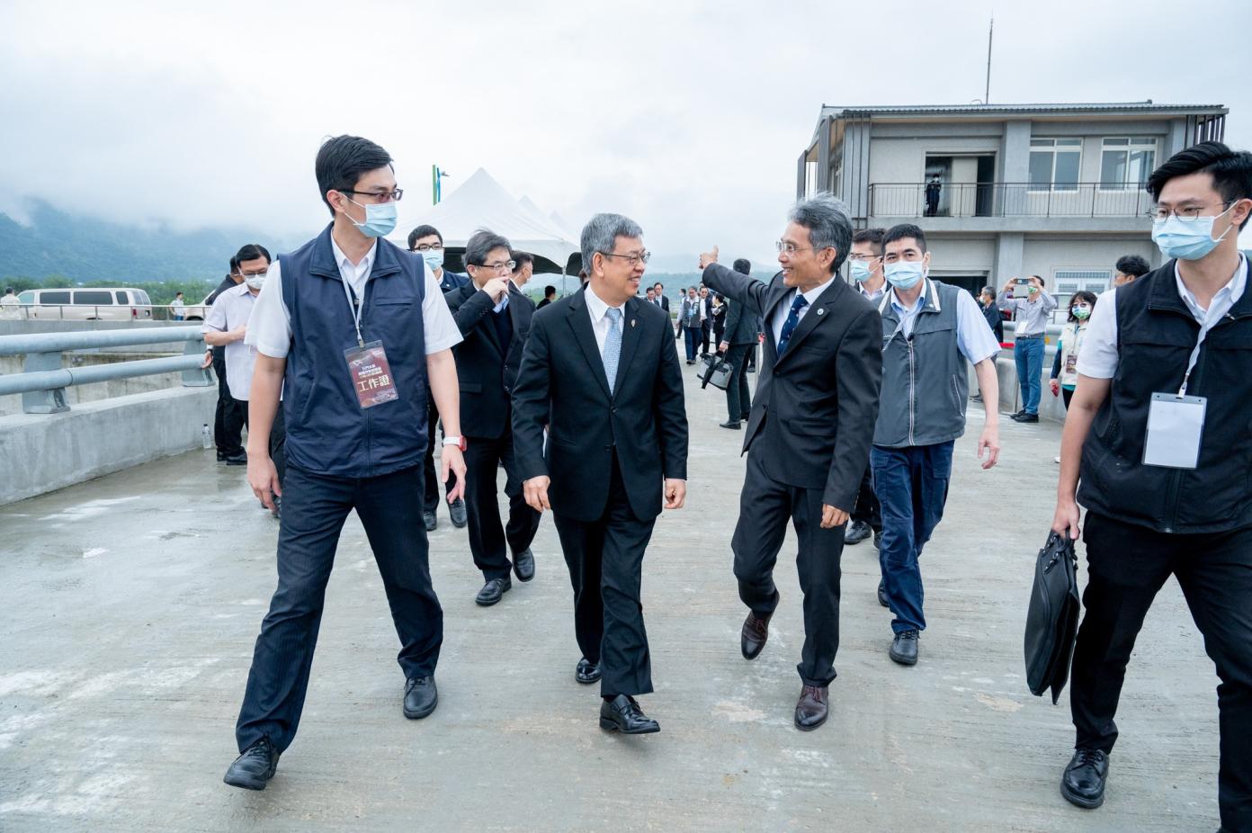 行政院長陳建仁(左二)出席「石門水庫阿姆坪防淤隧道竣工典禮」。翻攝陳建仁臉書