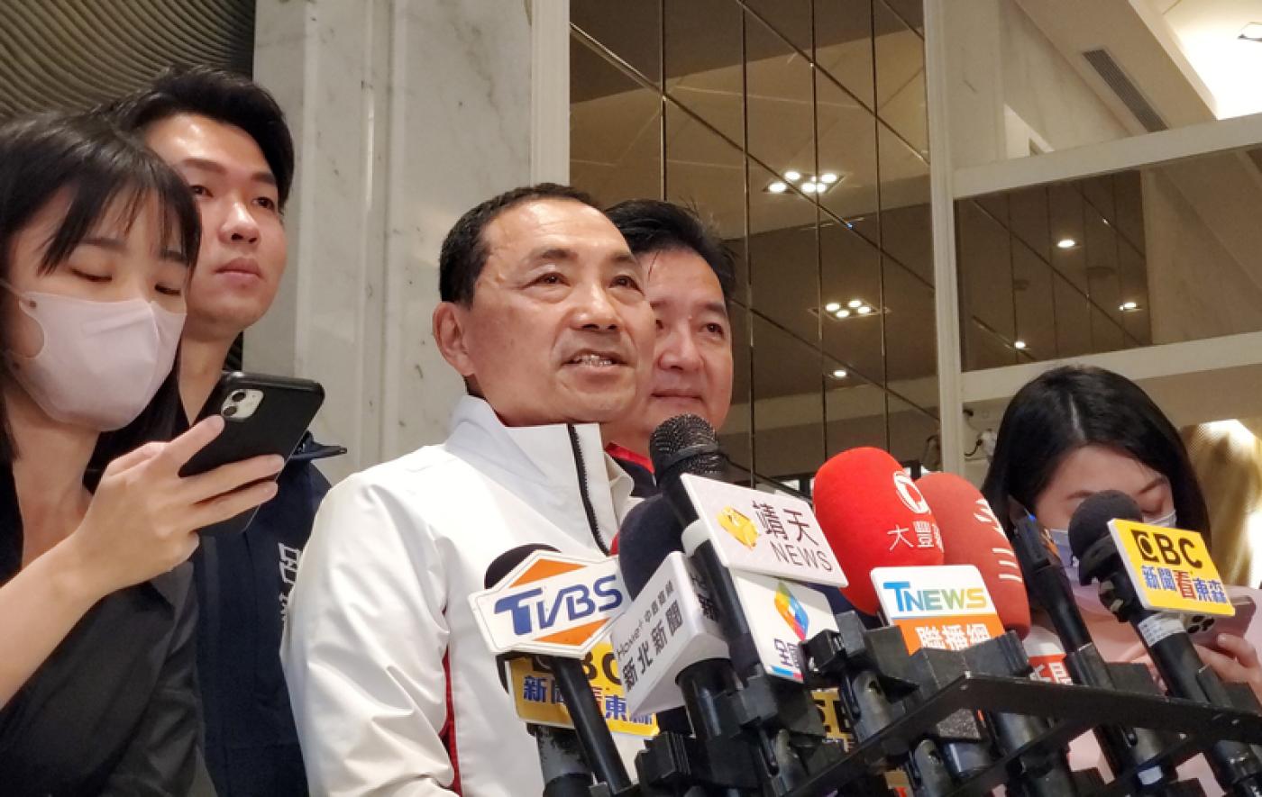 新北市長侯友宜（前中）25日表示，警察跟軍人在法律的定位功能角色完全不一樣。中央社
