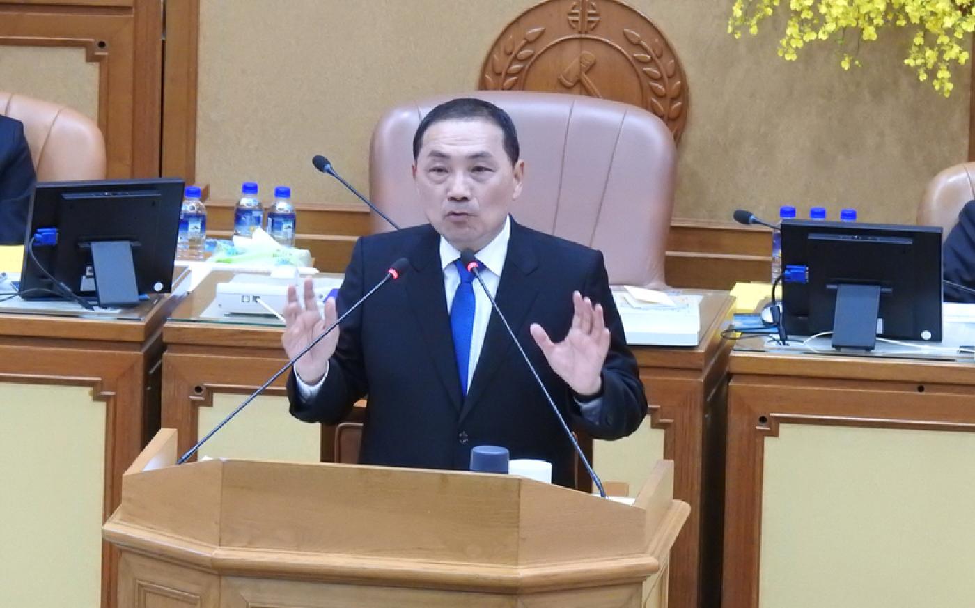 新北市長侯友宜26日到新北市議會施政報告。中央社