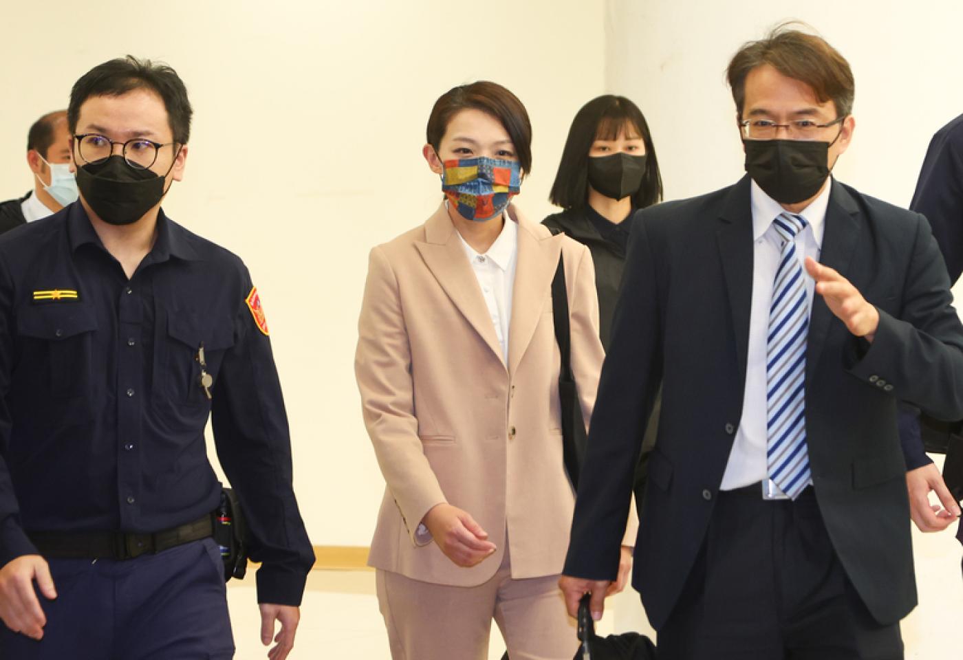 新竹市長高虹安（中）28日赴北檢說明涉詐領助理費 及資策會提告涉背信案，歷經5個半小時訊問後，檢方晚間8時許將高虹安無保請回。 中央社