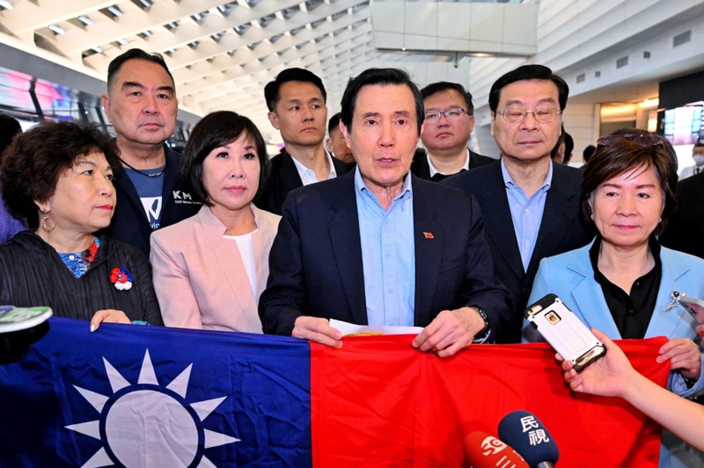 馬英九30日上午返台，呼籲蔡政府遵守憲法推動兩岸關係，並認為應敦促進行避戰談話以謀和平。中央社