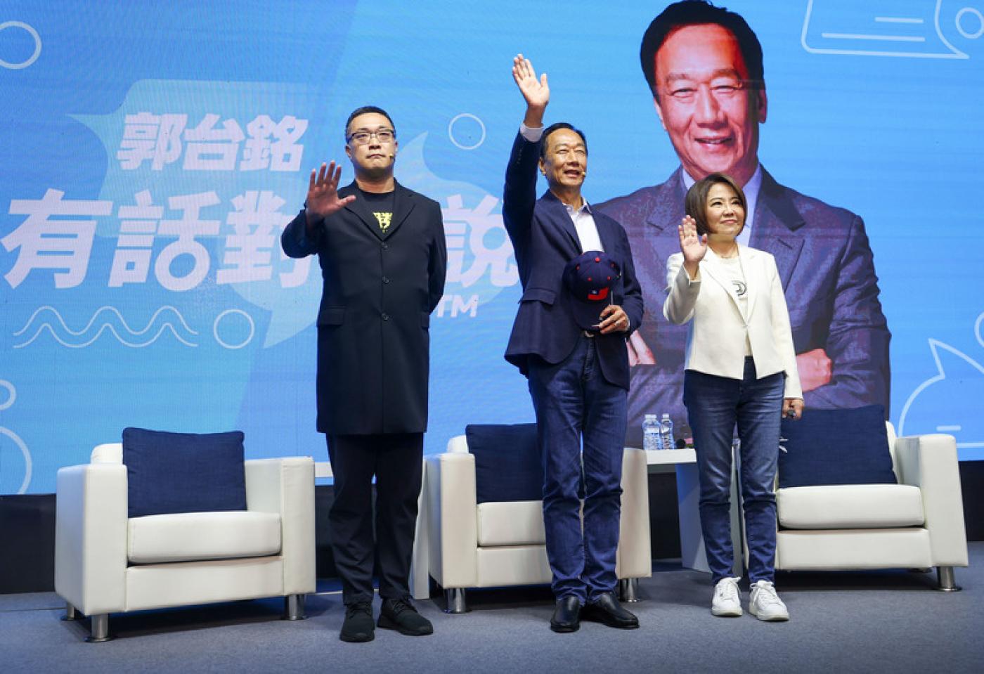 郭台銘近期展開全台巡迴座談活動，29日下午舉行台北場次，並邀請朱學恒（左）、于美人（右）出席。中央社