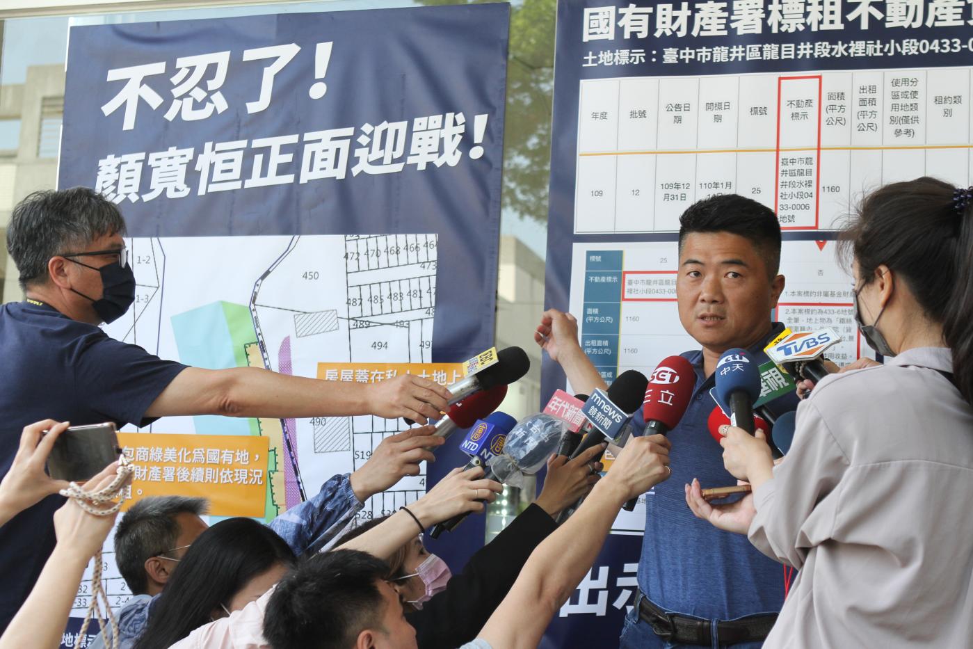 顏寬恒上午提出證據反駁遭檢方指控的三項罪狀。王乙徹攝