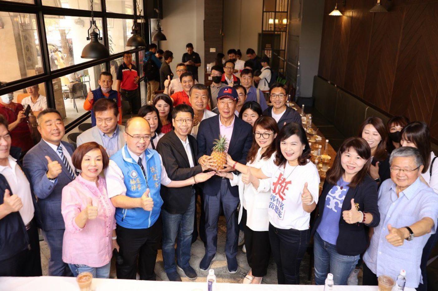 郭台銘請益之旅今（1）日上午來到高雄，有立委擬參選人送上鳳梨。郭台銘辦公室提供