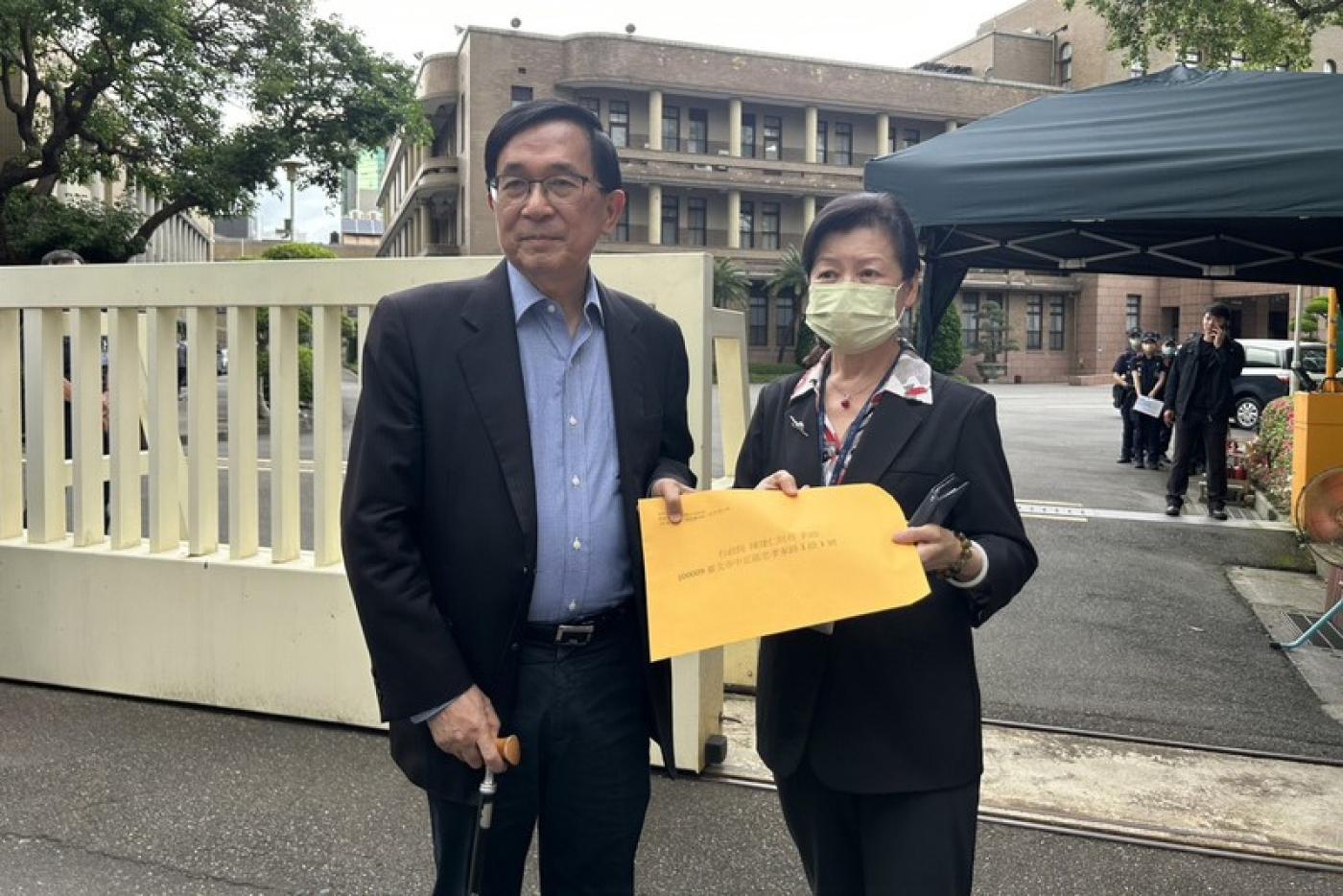 陳水扁2日下午到行政院遞交請願書。中央社