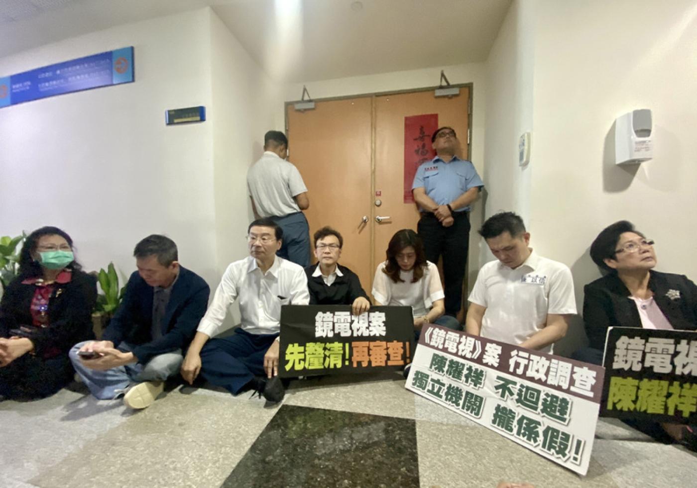 國民黨立法院黨團不滿NCC排審《鏡電視》上架案，到主委陳耀祥辦公室前靜坐抗議。中央社