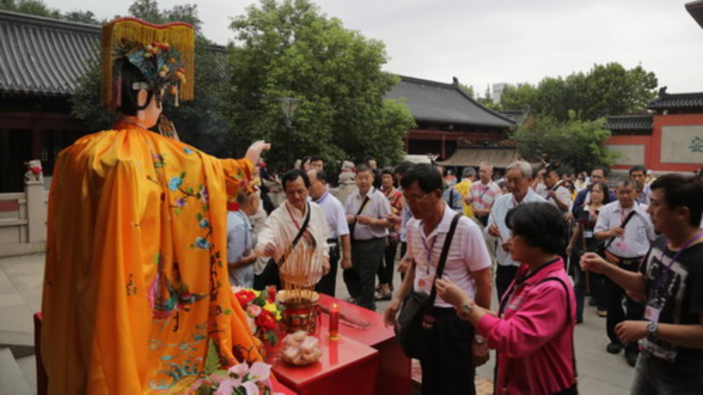台灣寺廟金蘭會於2014年參訪團成員在南京天妃宮進香祭拜媽祖。翻攝中共江蘇省委台灣工作辦公室網頁