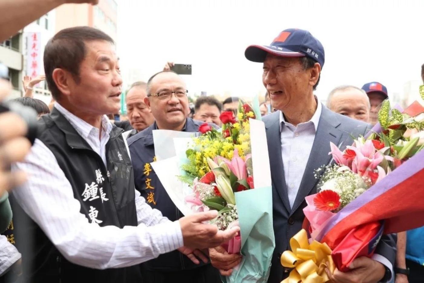 郭台銘（右）15日前往苗栗玉清宮參拜關公，縣長鍾東錦（左）陪同。郭台銘辦公室提供