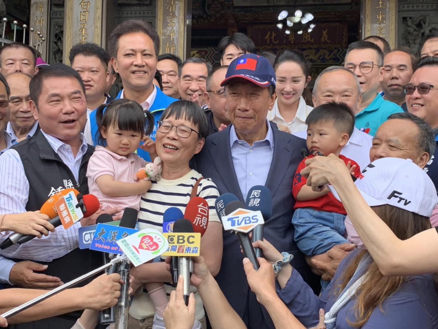 媒體人黃光芹繼續在臉書爆料國民黨和郭台銘提名內幕，圖為郭台銘到地方造勢。中央社
