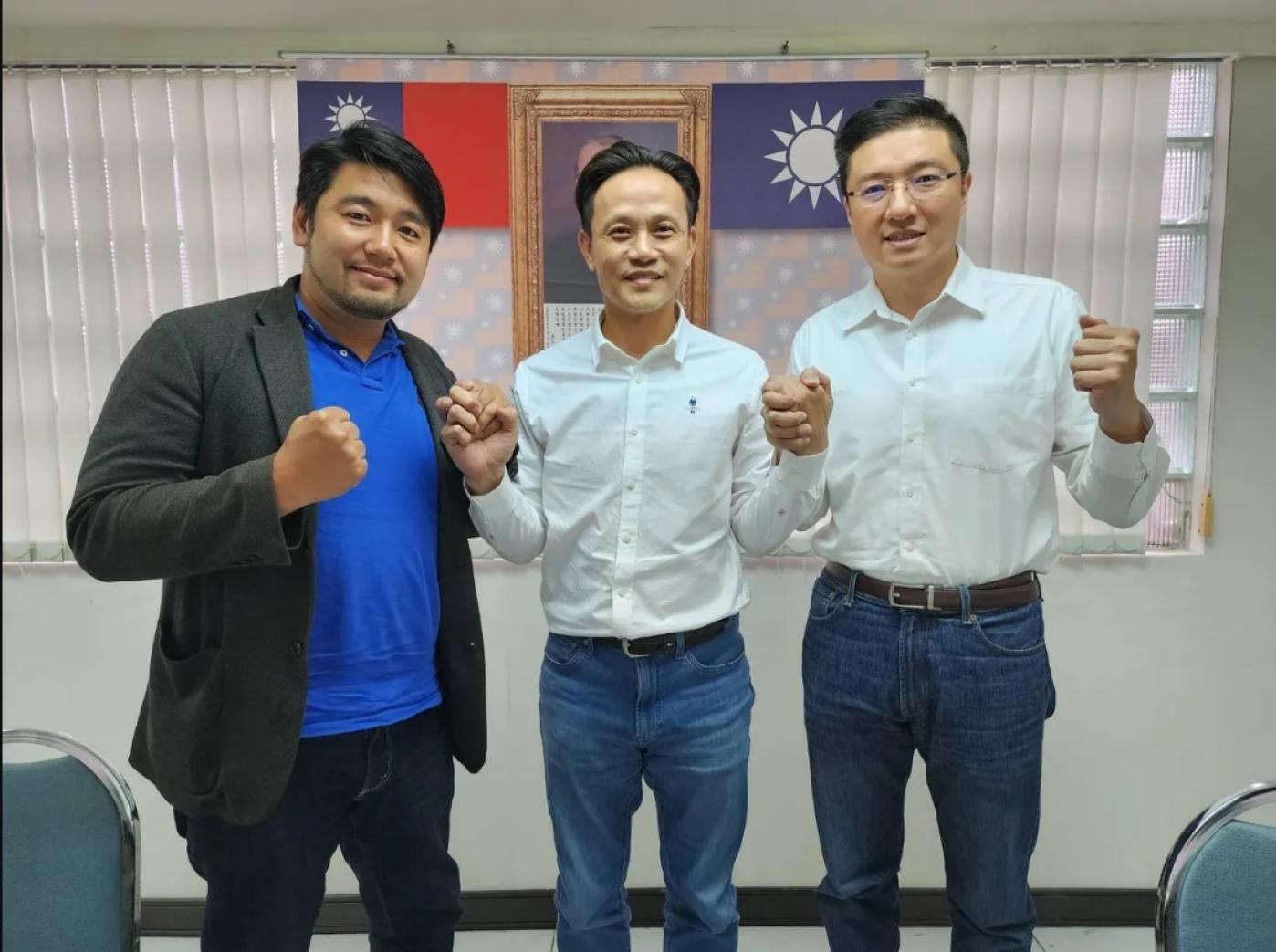 國民黨新北市中和區立委初選由張智倫( 右一)勝出，對手游輝宂也允諾全力支持。黨部提供