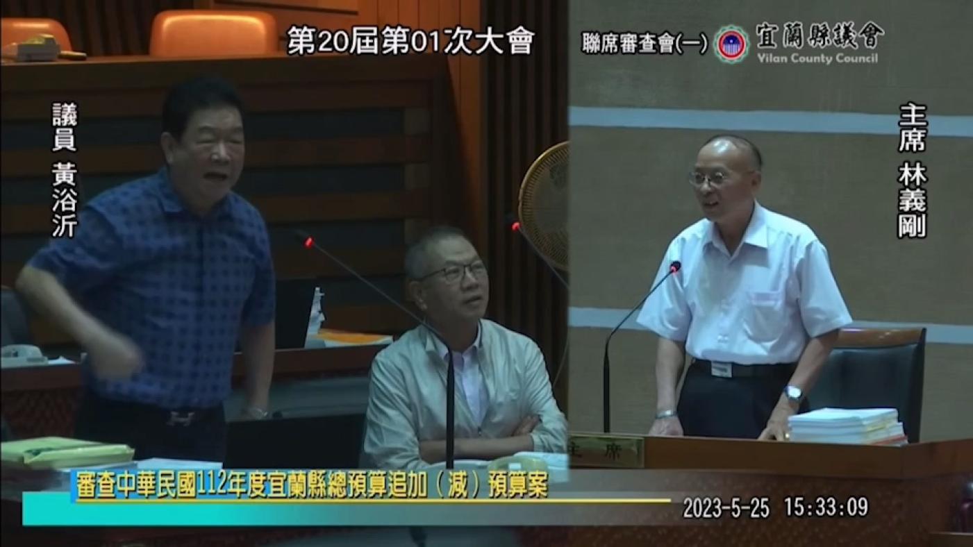國民黨宜蘭縣議員黃浴沂（左）25日下午對民進黨2名女議員擺放抗議標語不滿，在議會怒批，「被偷看不一定是對的」、「為什麼不鎖門？要引誘人去看嗎？」翻攝畫面