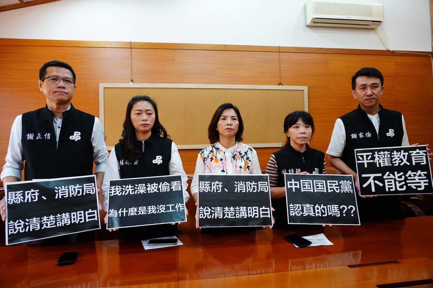 民進黨宜蘭縣議會黨團今再度召開記者會，要求國民黨宜蘭縣議員黃浴沂道歉，同時要求縣府及國民黨提名的立委候選人黃琤婷對此案立場說清楚講明白。林泊志攝