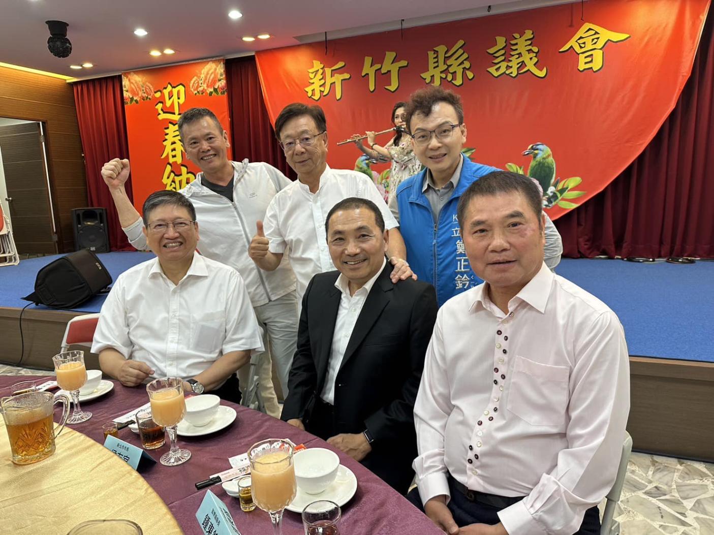 新北市長侯友宜(前排中)昨到新竹拜會，聯電榮譽副董事長宣明智(後排中)出席餐會，引發外界聯想。翻攝林為洲臉書
