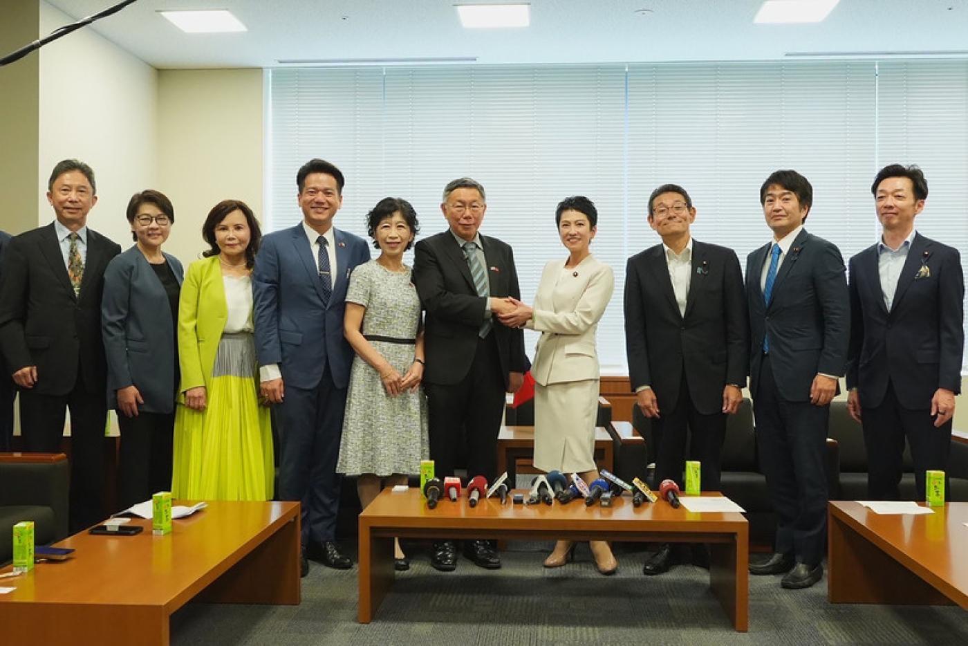台灣民眾黨主席柯文哲近日訪日，6日赴眾議院拜會立憲民主黨「日台議員懇談會」，由會長蓮舫（右 4）接待。民眾黨提供