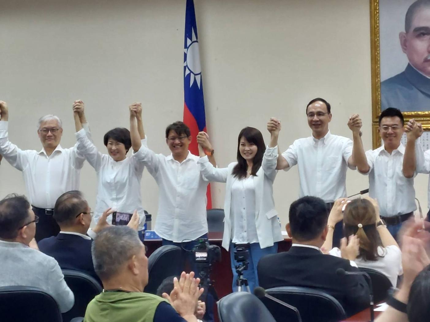 國民黨今徵召大武鄉長黃建賓（左三）參選台東縣區域立委。國民黨台東縣黨部提供