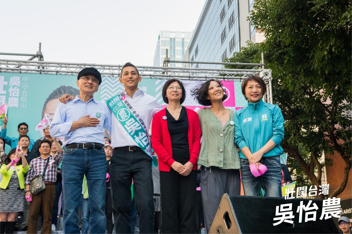 遭指控13年前性騷擾女大學生，台灣民間真相與和解促進會監事吳乃德(左1)聲明退出參與公共事務。翻攝吳怡農臉書