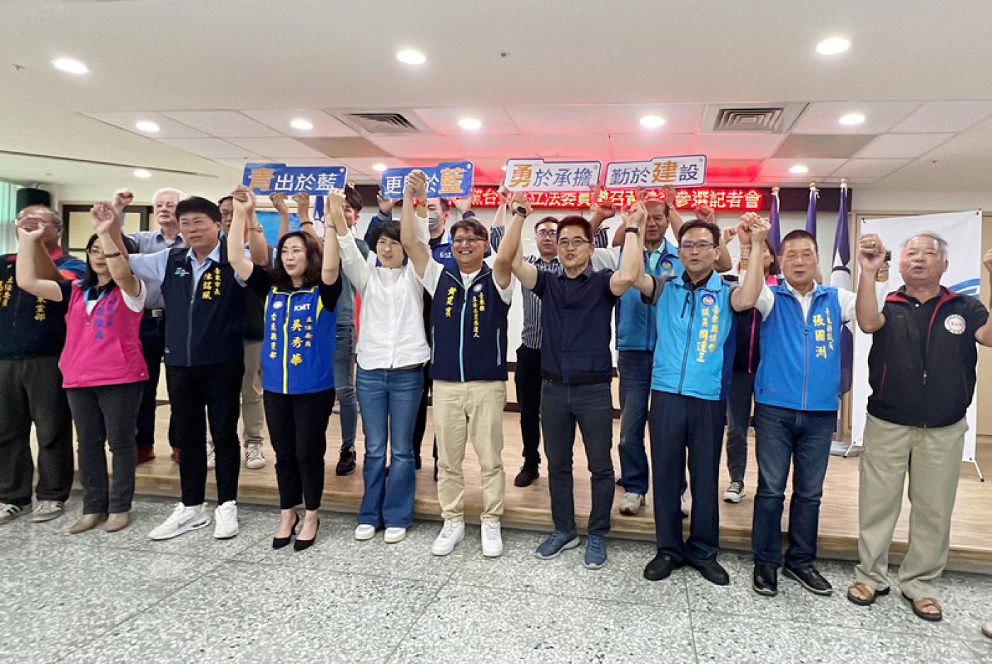 國民黨祕書長黃健庭（前右4）15日回台東懇託民眾支持黨籍立委提名人黃建賓（前右5）。 中央社