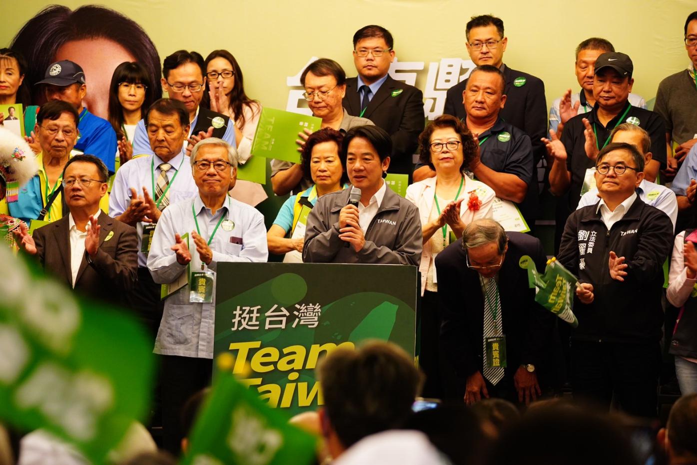 信賴台灣之友會台東分會今天成立，民進黨總統參選人賴清德前往授旗，黨內立委參選人賴坤成（左1）與現任立委劉櫂豪（右1）雙方零互動。林泊志攝