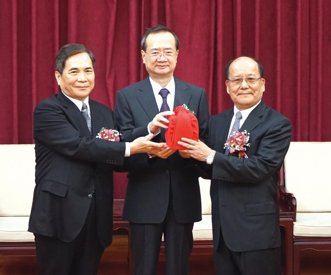 懲戒法院前院長李伯道（右）驚傳涉性騷擾因此提早1個月退休。圖為2020年11月李伯道接任懲戒法院院長交接典禮，左為卸任院長姜仁脩，由司法院長許宗力監交。翻攝司法院網站