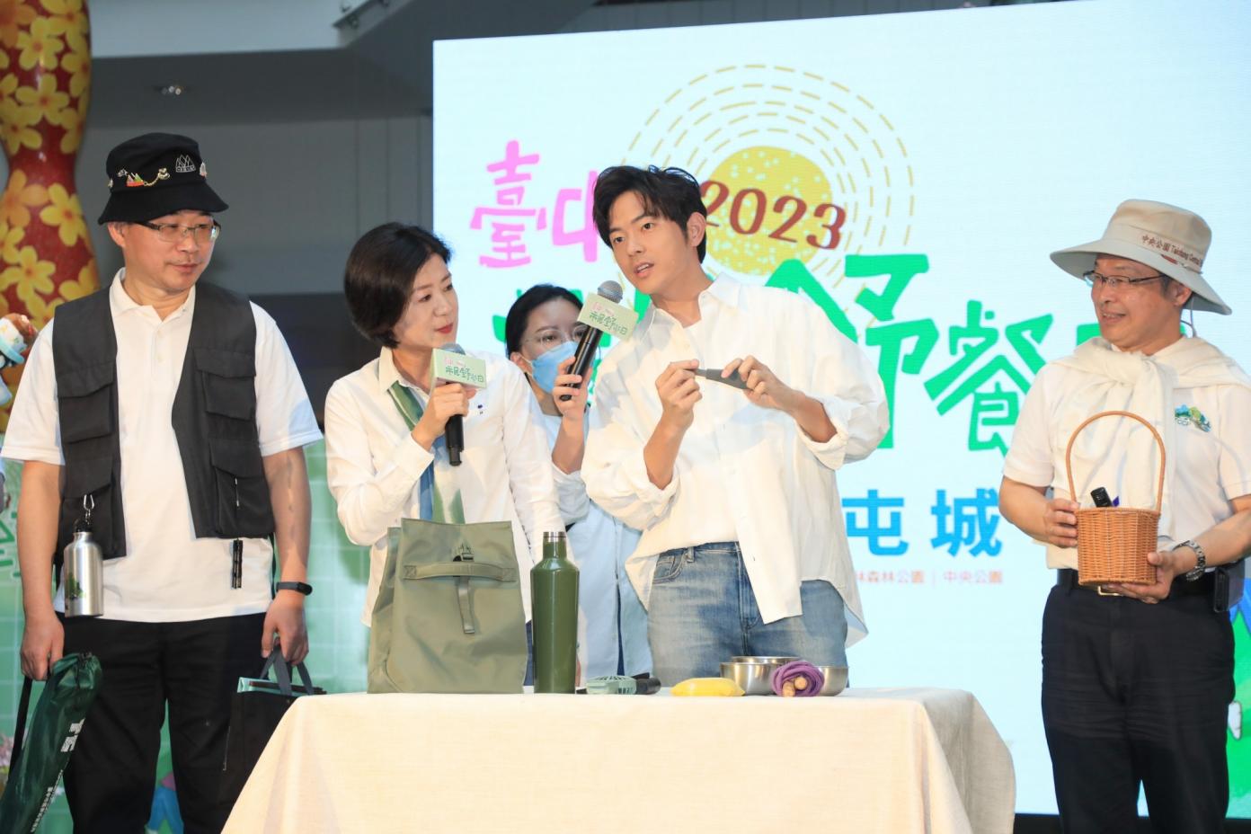 藝人宥勝(右2)代言今年台中市民野餐日活動，但因被爆性騷，台中市長盧秀燕證實將拔除代言。翻攝王育敏臉書