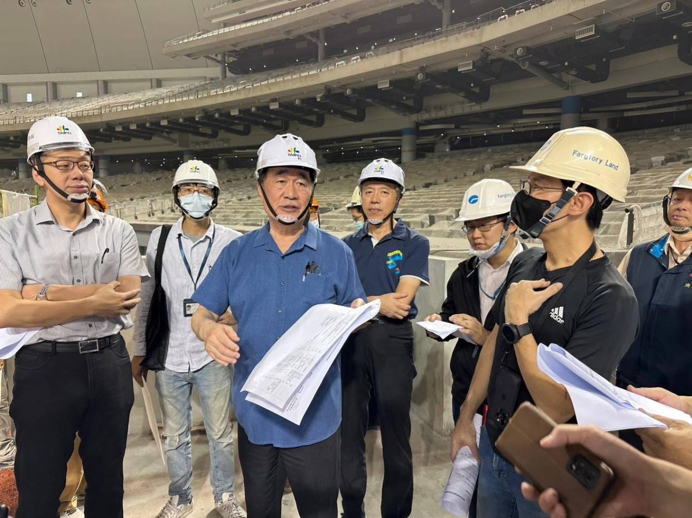 台北市副市長李四川（中，藍衣者）17日勘查大巨蛋及連通國父紀念館連通道工程。翻攝李四川臉書